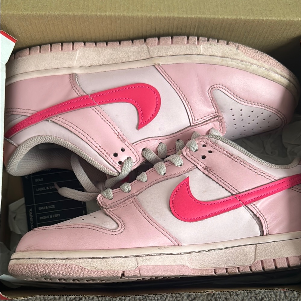 Nike dunk low triple pink